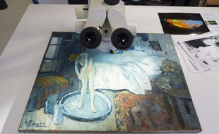La peinture de Picasso «Le tub» analysée par des experts à Washington le 10 juin 2014.