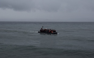 Une embarcation de migrants entre la Turquie et l'île grecque de Lesbos, le 23 octobre 2015.