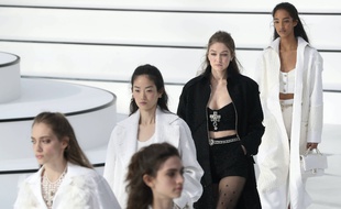 Gigi Hadid, en noir, pour un défilé Chanel en mars 2020