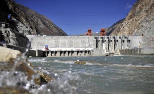 Le barrage chinois mis en service sur le Brahmapoutre, au Tibet, le 23 novembre 2014