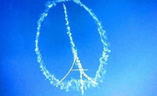 Ce lundi 16 novembre, le symbole Peace for Paris a envahi le ciel lyonnais. Un hommage aux victimes des attentats à Paris rendu par la start-up lyonnaise Oui'Up.