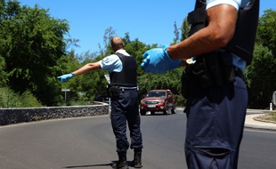 Les gendarmes contrôlent des automobilistes à Saint-Paul, sur l'île de la Réunion (illustration)