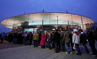 Les spectateurs attendent de rentrer au stade de France, le 19 mars 2016.