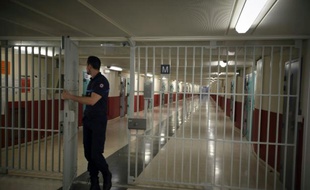 Un gardien de prison ferme un grille à la prison de Fleury-Mérogis, le 29 octobre 2015