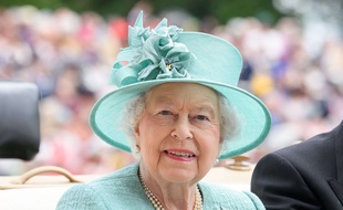 La reine Elizabeth, en visite au champ de courses d'Ascot, le 23 juin 2017.