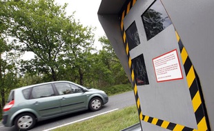 Une voiture passe devant un radar à Saint Jean d'Illac, près de Bordeaux, le 12 mai 2011.