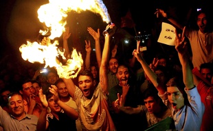 Des Iraniens célèbrent le succès des négociations sur le nucléaire iranien, le 14 juillet 2015.
