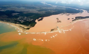 Vue aérienne du fleuve Rio Doce pollué après la rupture d'un barrage de déchets miniers, le 24 novembre 2015 à Regencia, dans l'Etat d'Espirito Santo, au Brésil