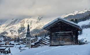 On trouve toujours de nombreux mazots à La Clusaz. Ils étaient utilisés jadis pour stocker les biens précieux des familles, loin des cheminées et des risques d'incendie.