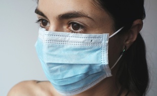 L'air expiré étant infectieux selon une étude, le port d'un masque permet de limiter les risques