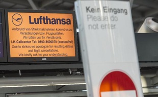 Annonce de Lufthansa prévenant les voyageurs de l'aéroport allemand de Stuttgart des retards et annulations occasionnés par les grèves, le 18 mars 2015