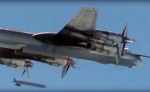 Capture d'écran publiée le 19 novembre 2015 sur le compte Facebook du ministère russe de la Défense, montrant un bombardier Tupolev Tu-95 larguant un missile de croisière lors de frappes aériennes sur la Syrie