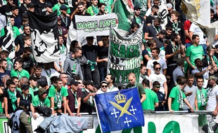 Des supporters du kop nord de l'ASSE, ici dans le Chaudron lors d'un match de Ligue 1 contre Angers en septembre.