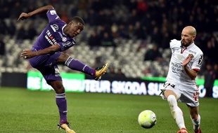 Le Toulousain Max-Alain Gradel face au Niçois Christophe Jallet, le 29 novembre 2017 au Stadium de Toulouse.