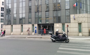 Les retardataires font la queue devant le commissariat du XVe arrondissement de Paris.