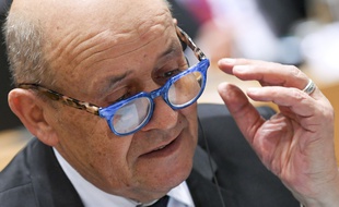 Jean-Yves Le Drian, à Bruxelles, le 10 janvier 2020.