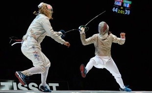 L'épéiste française Cecilia Berder (à droite) opposée à l'Américaine Mariel Zagunis en finale des championnats du monde par équipe de Kazan, le 21 juillet 2014.