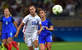 Alex Morgan s'est souvent illustrée face aux Bleues, comme ici face à la joueuse lyonnaise (et ex-parisienne) Jessica Houara aux JO de Rio.