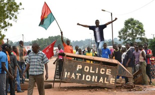Des jeunes bloquent une route à Houndé, dans l'est du Burkina Faso, pour protester contre le coup d'Etat, le 19 septembre 2015