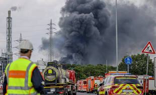 Les véhicules d'urgence des pompiers, des services de secours et de police en opération après une explosion d'origine inconnue sur un site d'entreprises chimiques Chempark à Lerverkusen, dans l'ouest de l'Allemagne, où a été signalé un important dégagement de fumée.