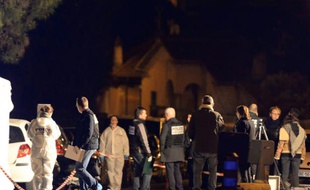 La police sur le lieu où un homme a été tué par des tirs de kalachnikov, le 8 février 2016 à Marseille