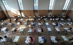 Une illustration d'une salle d'examen pendant le bac