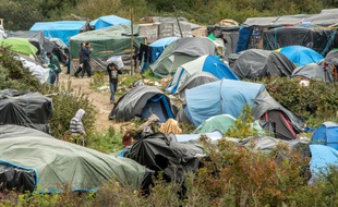 Le camp de la "nouvelle jungle", le 7 octobre 2015 à Calais, d'où les migrants tentent désespérement de gagner la Grande-Bretagne