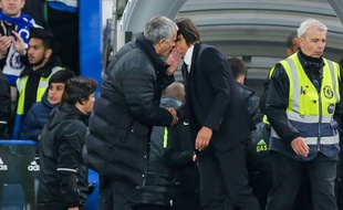 José murmure un secret à Antonio (ou alors il l'engueule), après la défaite de United à Chelsea (4-0).