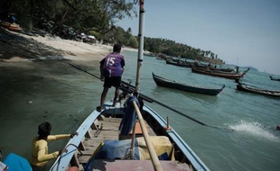 Ils vivent face à la mer Andaman depuis des générations et n'envisagent pas qu'il en soit autrement. Les "gitans" thaïlandais de la mer risquent pourtant d'être chassés de leurs terres par l'avancée inexorable des complexes touristiques.