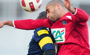 Le défenseur de Brest, Ahmed Kantari, au duel avec un joueur d'Issy-les-Moulineaux lors du 32e de finale de la Coupe de France, le 9 janvier 2011