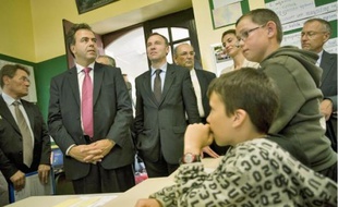 Luc Chatel, ministre de l'Education, en visite dans l'école publique de Lusanger.