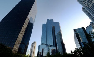 Des gratte-ciel dans le quartier d'affaires de La Défense, dans les Hauts-de-Seine, le 29 juillet 2015