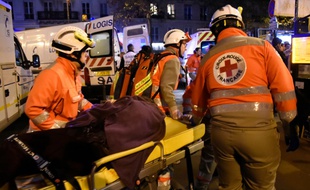 Des secouristes évacuent un blessé du Bataclan le 13 novembre 2015