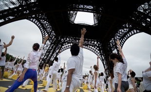 Illustration d'un cours de yoga géant au pied de la Tour Eiffel, le 21 juin 2015.