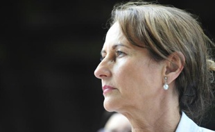 La ministre de l'Ecologie et du Développement durable Ségolène Royal, lors d'une visite à Saxon-Sion dans le nord-est de la France, le 26 juin 2015