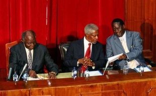 Le président réélu Mwai Kibaki et son rival Raila Odinga ont entamé mardi, en présence du médiateur Kofi Annan, des pourparlers pour résoudre la crise au Kenya où près de 1.000 personnes ont été tuées au cours des violences consécutives à la présidentielle du 27 décembre.