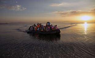Un bateau de migrants arrive sur l'île grecque de Kos le 15 août 2015.