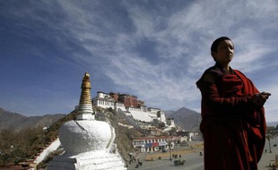 La pollution atmosphérique qui fait régulièrement suffoquer les villes en Chine n'épargne désormais plus la région himalayenne du Tibet, dont la capitale Lhassa était enveloppée vendredi d'un épais brouillard.