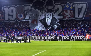 Les Bad Gones, ici lors d'un choc OL-OM en décembre 2017 pour fêter les 30 ans du groupe du supporters du virage nord à Décines.