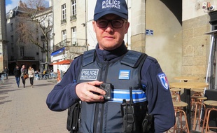 Un policier municipal actionne une caméra-piéton à Nantes.