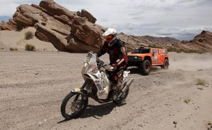 Le pilote Américain Robby Gordon (en voiture) lors du dépassement du motard Eric Palante sur le Dakar, le 4 janvier 2012 entre san Juan et Chilecito, en Argentine.