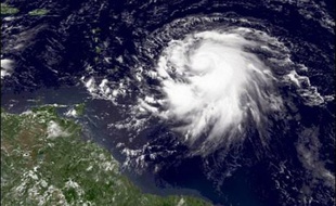 L'ouragan Dean a commencé à frapper de plein fouet la Martinique vendredi à 5H30 locales (11H30 à Paris), avec des vents moyens de 120 km/h sur la façade atlantique de l'île et des rafales à plus de 170 km/h, selon Météo France.