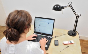 Une personne connectée à Internet.