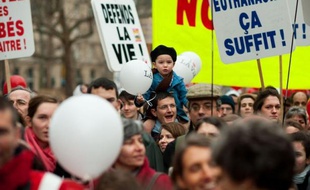 Plusieurs milliers de personnes ont participé dimanche après-midi à la 8e "Marche pour la vie" organisée par une quinzaine d'associations opposées à l'avortement, qui ont souhaité interpeller les élus, à trois mois de l'élection présidentielle.