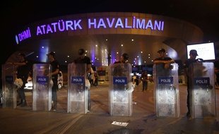L'aéroport d'Istanbul-Atatürk bouclé par la police turque, le 28 juillet.