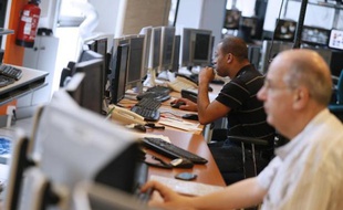 En France, les salariés à temps complet travaillaient en moyenne 39,5 heures en semaine normale en 2011, un peu plus qu'en 2003 mais moins que la moyenne des pays de l'UE, selon une étude publiée vendredi par le ministère de l'Emploi