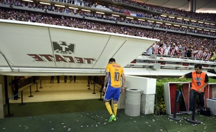 André-Pierre Gignac quitte le terrain après la défaite de son club Tigres à Guadalajara en finale retour du tournoi de clôture du Championnat mexicain, le 28 mai 2017.