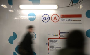 Un voyageur circule dans les couloirs du RER A, en Ile-de-France (image d'illustration).