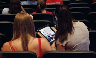 Des étudiants américains avec un iPad à la fac.