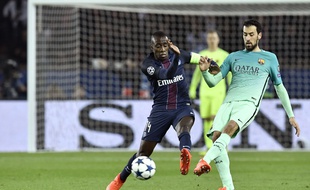Matuidi au duel avec Busquets le 14 février 2017.